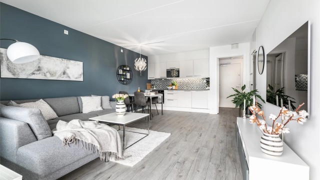 Romløsningen er gjennomtenkt og effektiv med stue og kjøkken i åpen løsning.