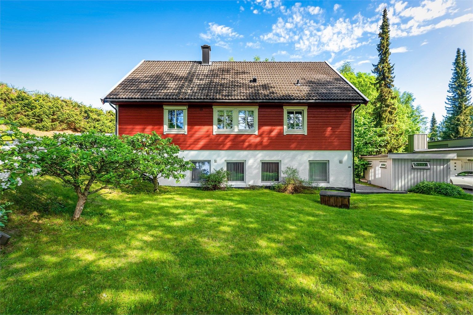 Eiendommen har flott hage over 2 nivåer