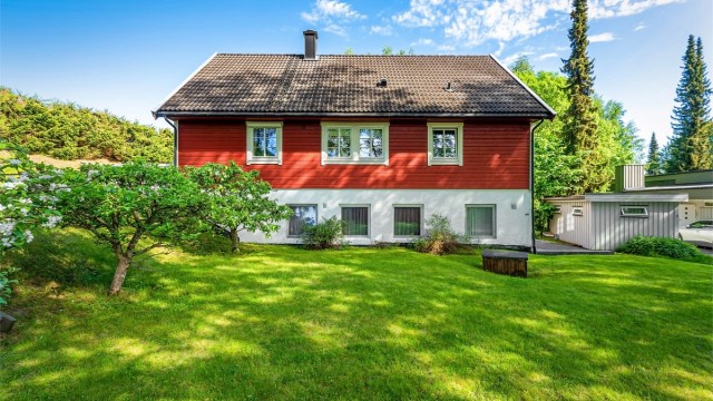 Eiendommen har flott hage over 2 nivåer