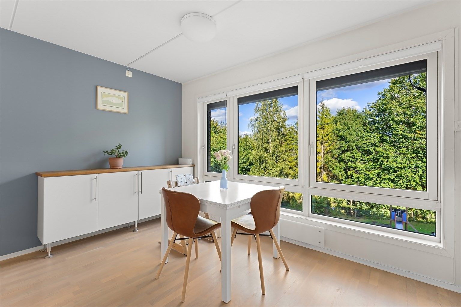 Romslig og pen 4-roms leilighet med flott beliggenhet, solforhold og god intern beliggenhet