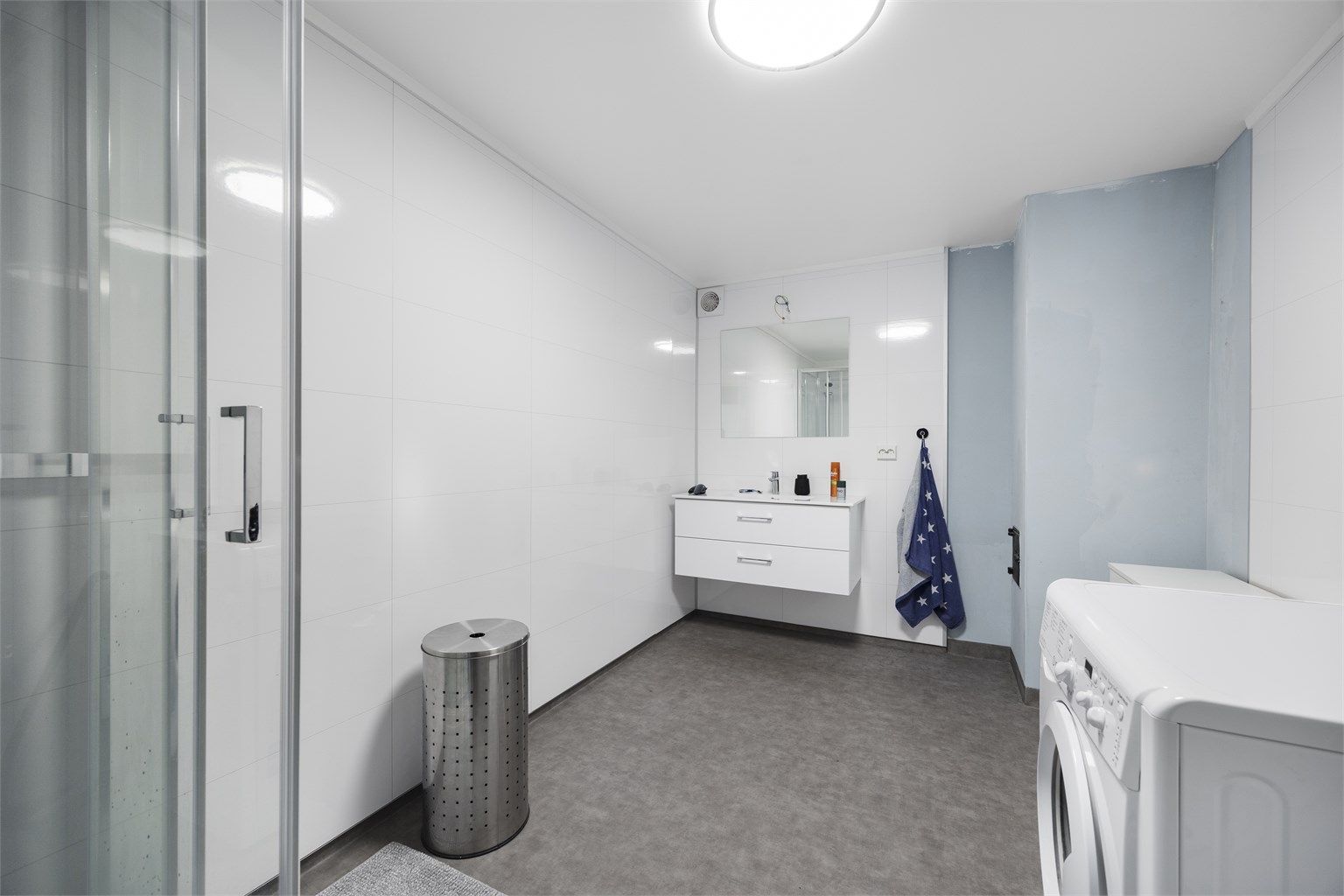 Badet i underetasjen ble oppgradert i 2022 med gulvvarme, baderomsplater og en ny 190L varmtvannsbereder.