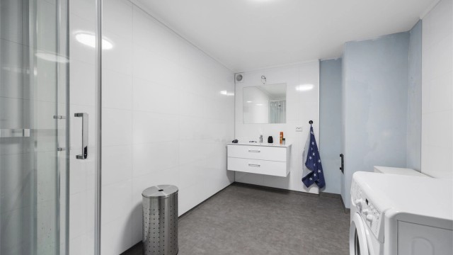 Badet i underetasjen ble oppgradert i 2022 med gulvvarme, baderomsplater og en ny 190L varmtvannsbereder.