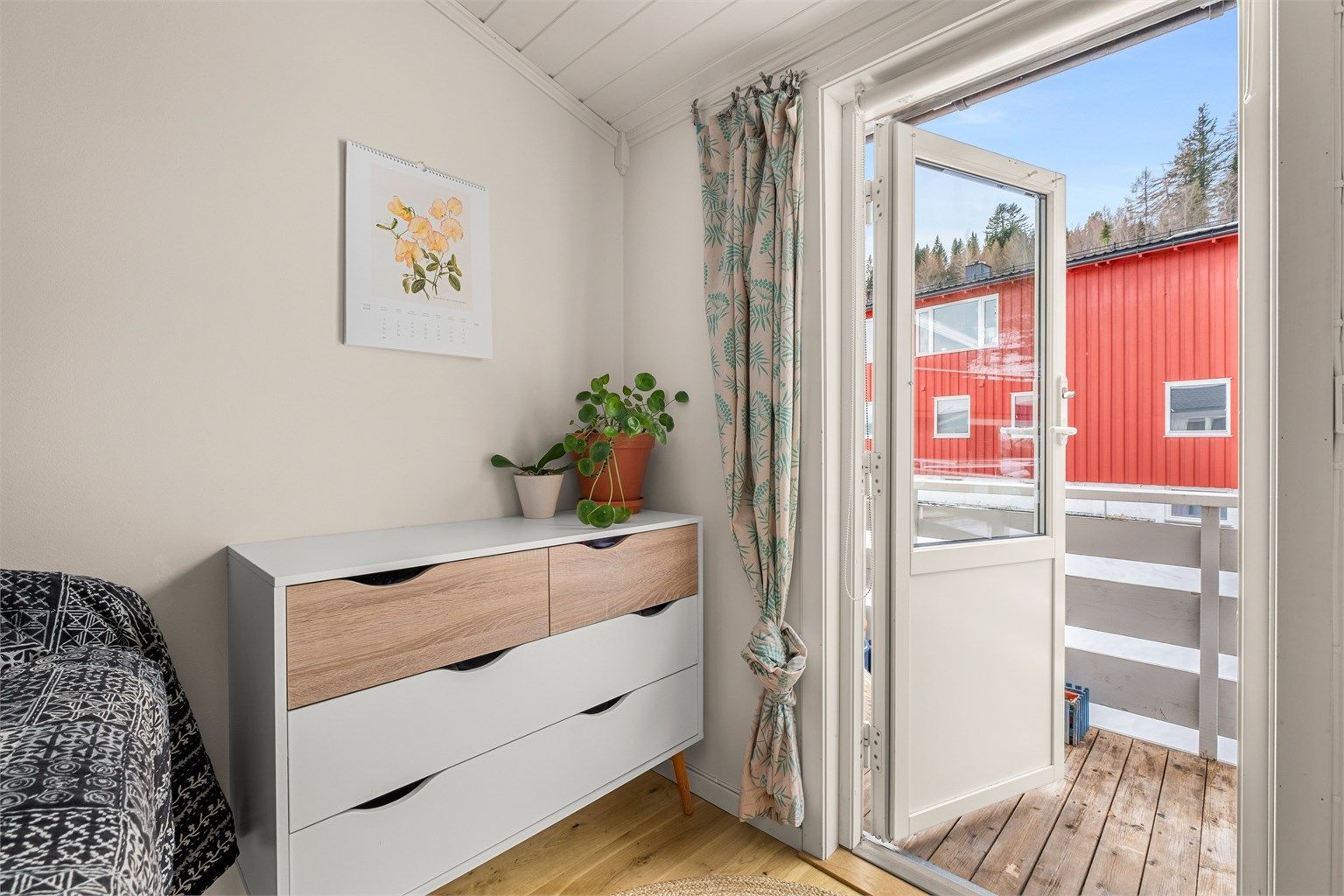 Fra det ene soverommet/kontoret har man direkte utgang til en solfylt balkong med gode møbleringsmuligheter. 