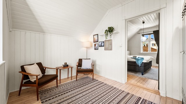 Boligen har tre soverom, to er plassert i egen soveromsavdeling i 2. etasje og ett er plassert bak vinterhagen i 1. etasje.