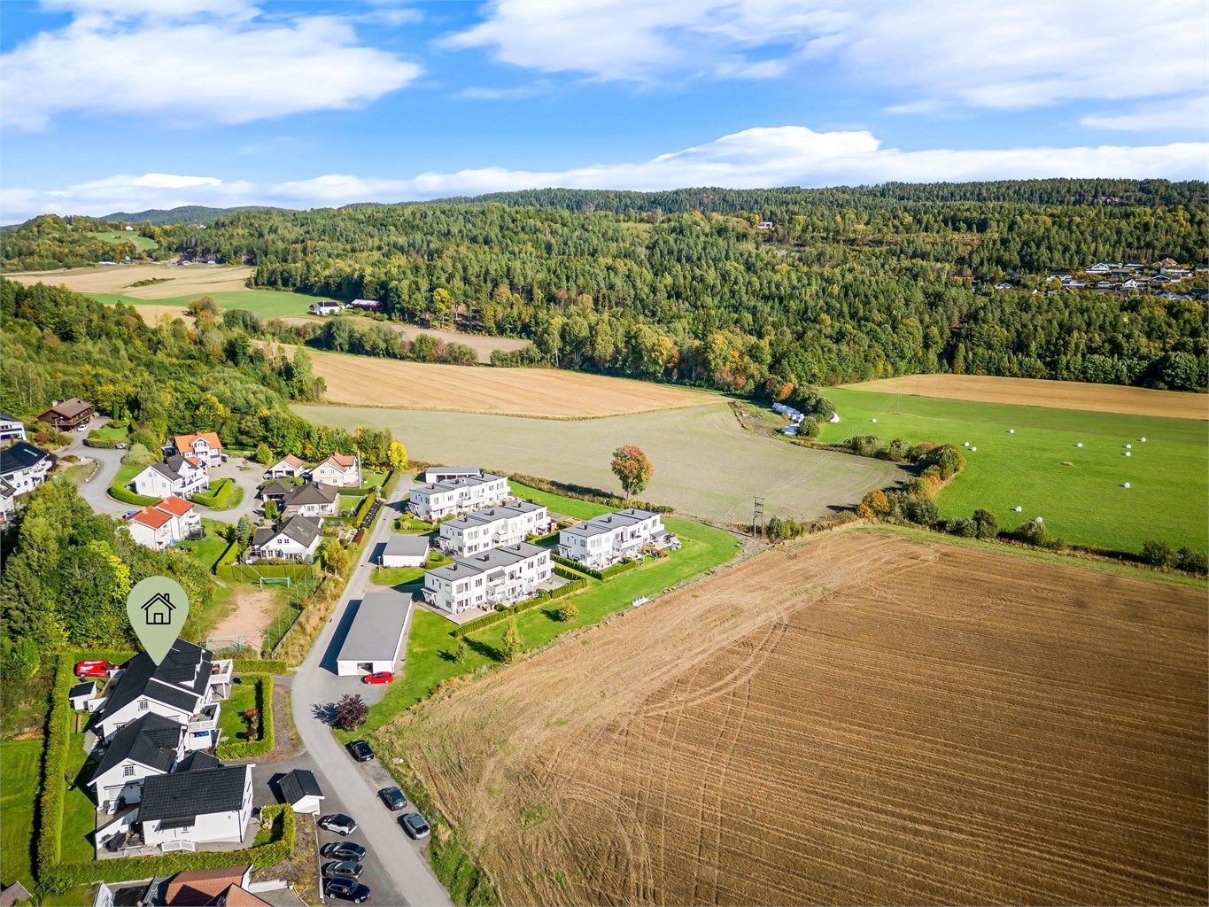 Eiendommen har en fin beliggenhet i landlige omgivelser.