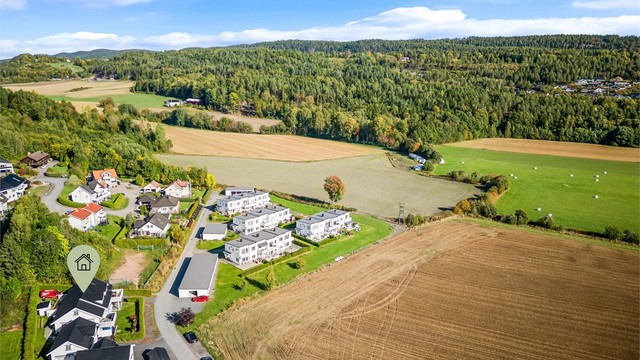 Eiendommen har en fin beliggenhet i landlige omgivelser.