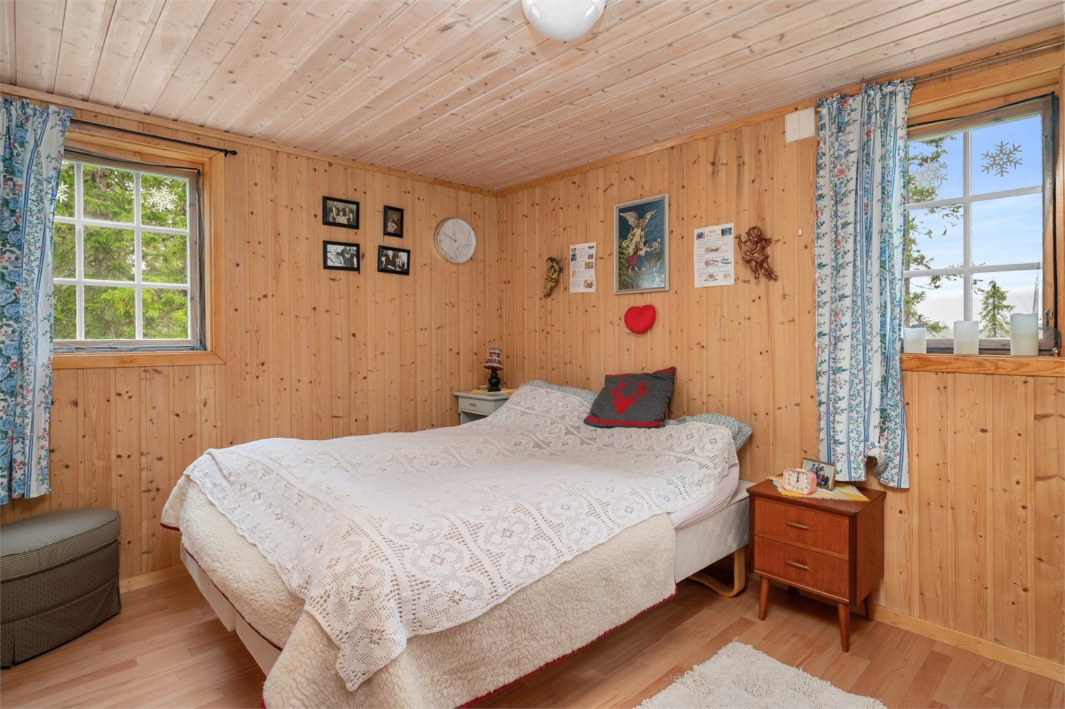 Lunt og hyggelig soverom med plass til dobbeltseng og vinduer på flere sider som gir godt med naturlig lys.
