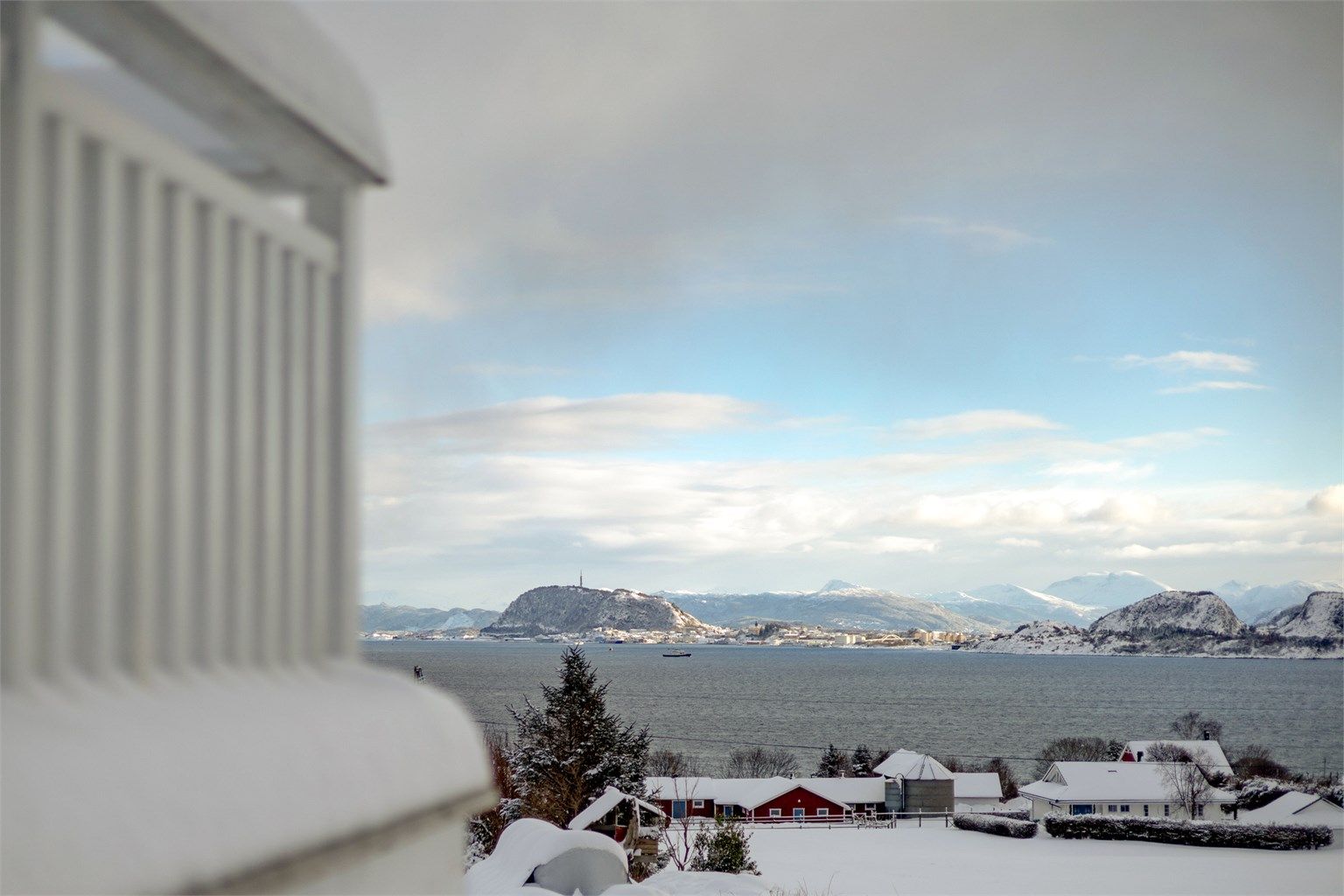 Flott utsikt mot fjorden og Ålesund by med innseilling til Ålesund Havn