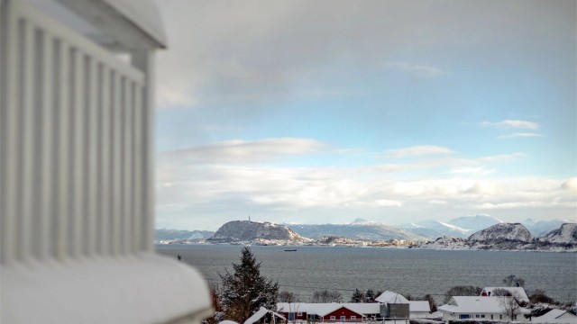 Flott utsikt mot fjorden og Ålesund by med innseilling til Ålesund Havn