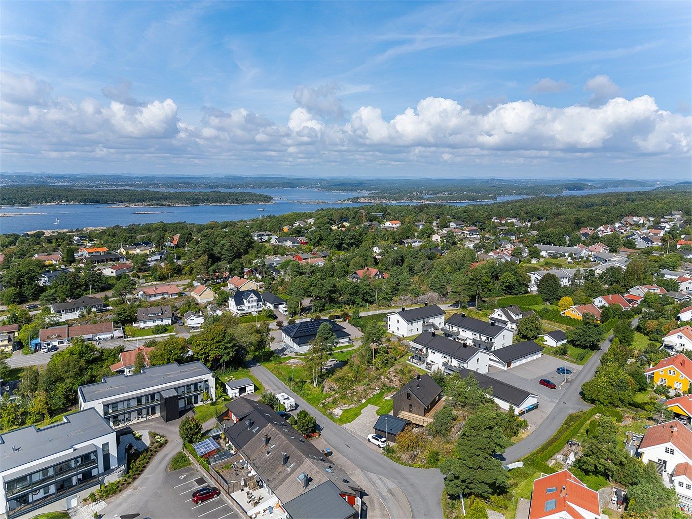 Eiendommen ligger sentralt til på Tjøme og tomten har naturskjønne trekk med naturlig kupert fjell og trær som gir liv og karakter.