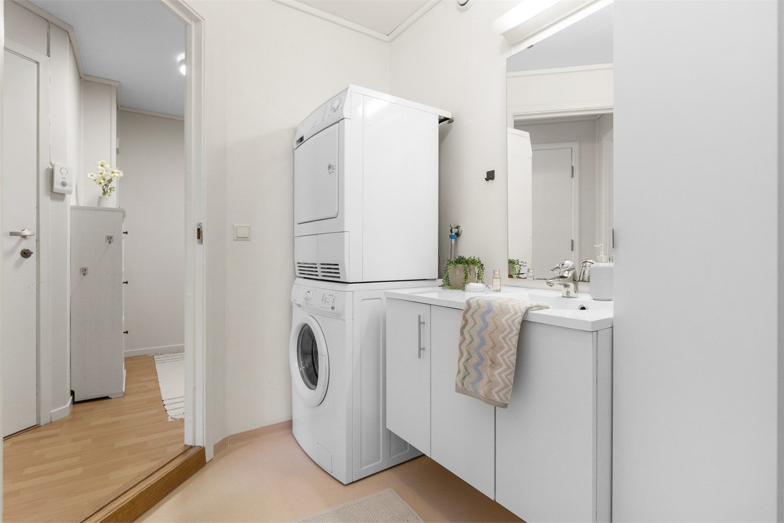 God plass til opplegg for vaskemaskin og tørketrommel. 