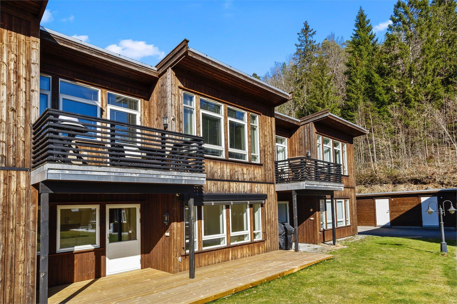 Pen leilighet i gode solforhold med terrasse og godt uteområde. Balkongene gir et trivelig uteareal.