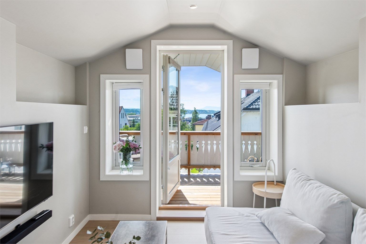 Fra stuevinduene og balkongen har man fint utsyn mot nærområdet.