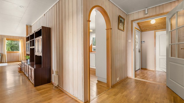 Velkommen inn! Romslig entré med god plass til oppbevaring av yttertøy og sko.