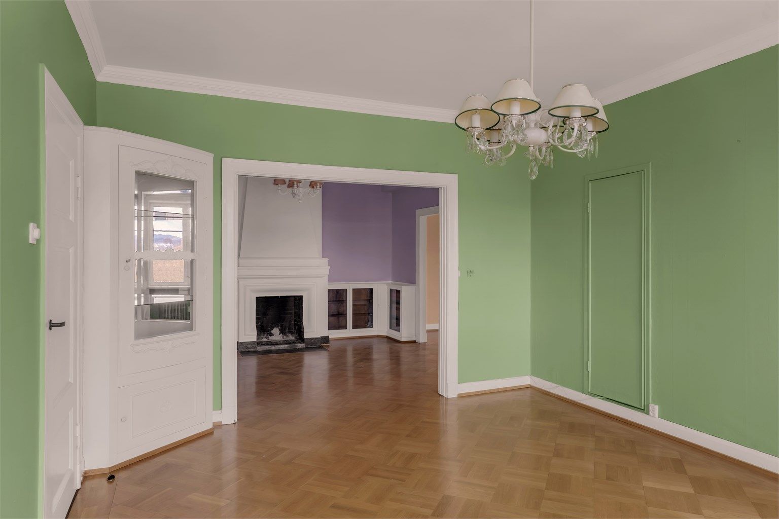 Leiligheten har behov for noe modernisering, men oppleves som lys og velholdt.