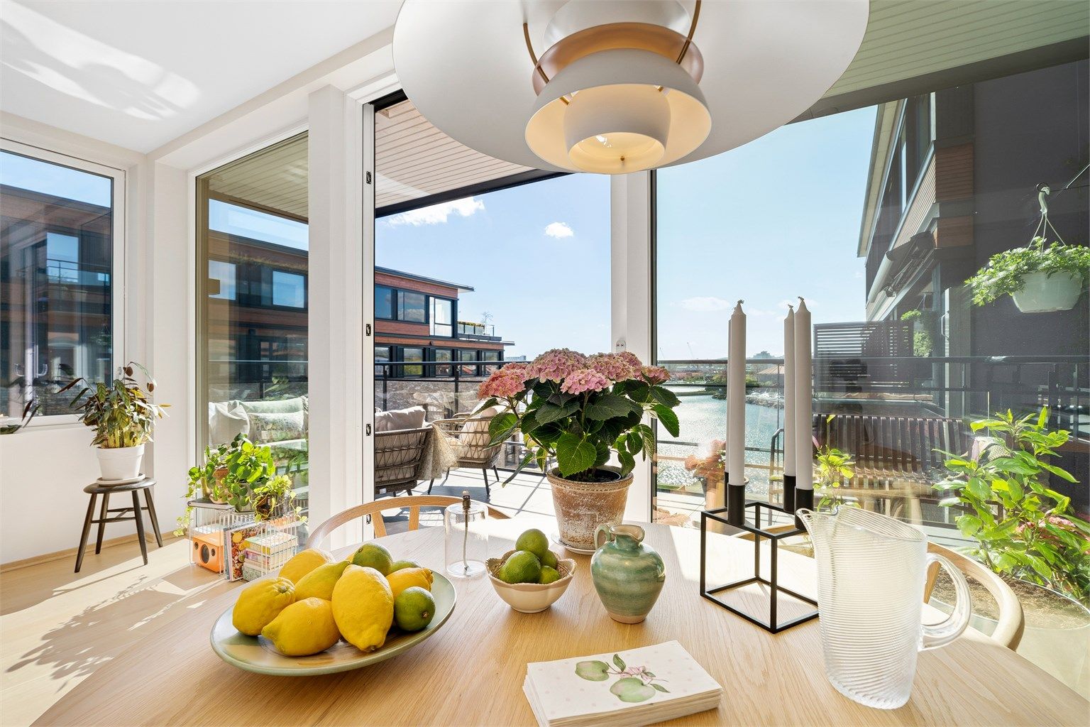 Her kan du invitere familie og venner på hyggelige middager og nyte en lekker utsikt. 