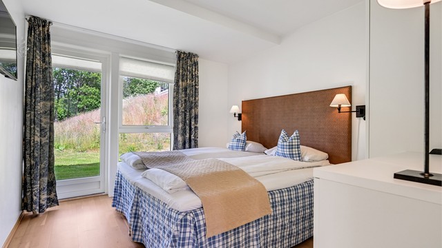 Det ene av to soverom i første etasje, med god plass til dobbeltseng.