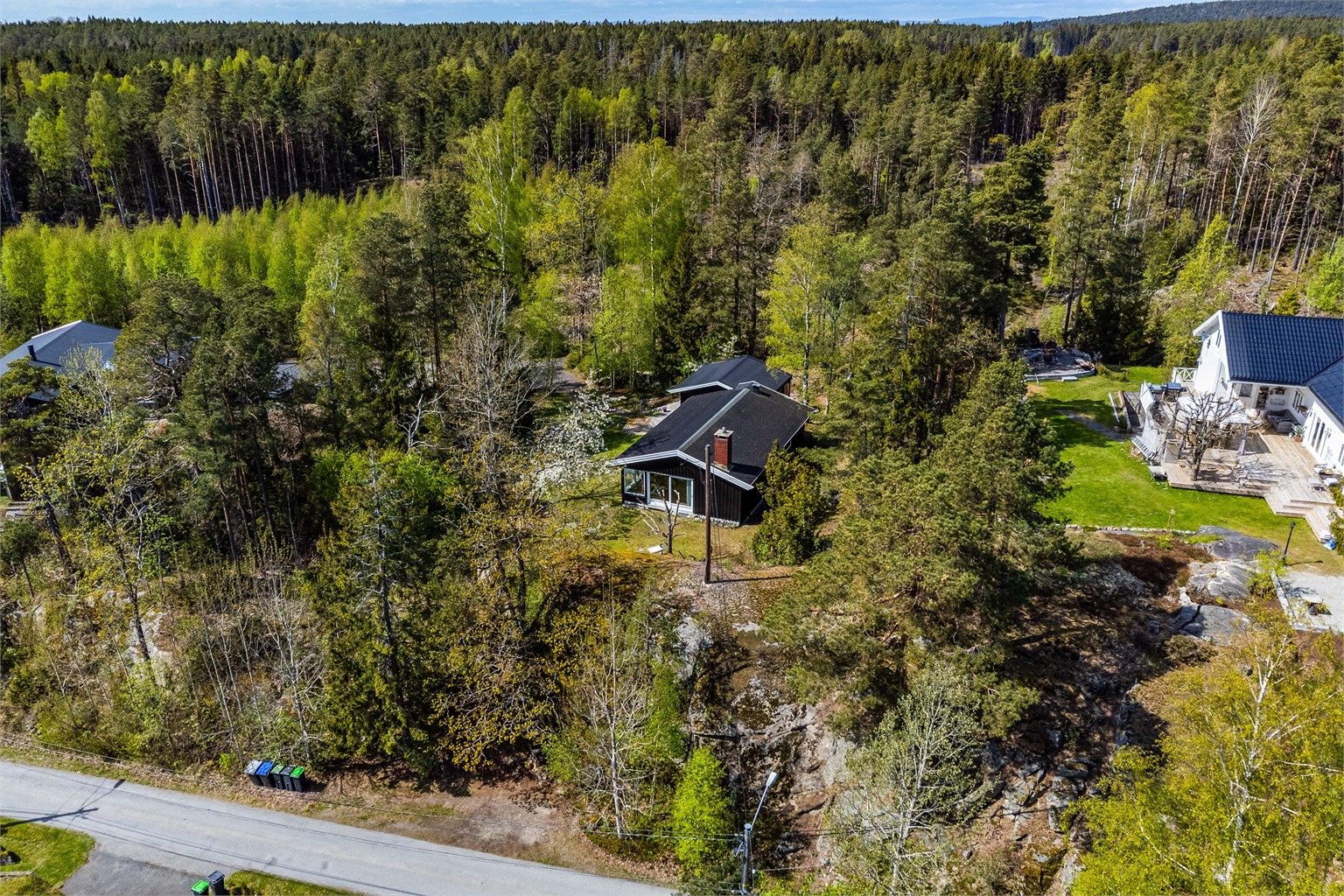 Boligen er oppført på tomtens øvre terreng og elevert i forhold til veien Hakkeråsen.