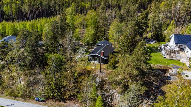Boligen er oppført på tomtens øvre terreng og elevert i forhold til veien Hakkeråsen.