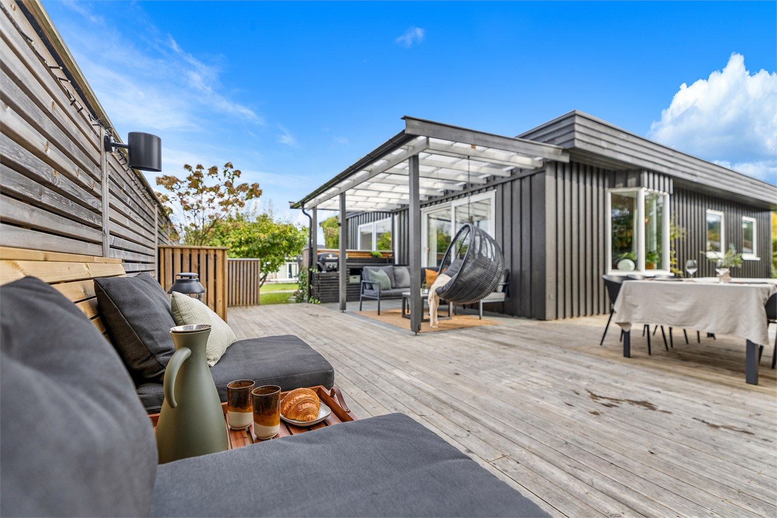 Stor terrasse med god plass til flere sittegrupper. 