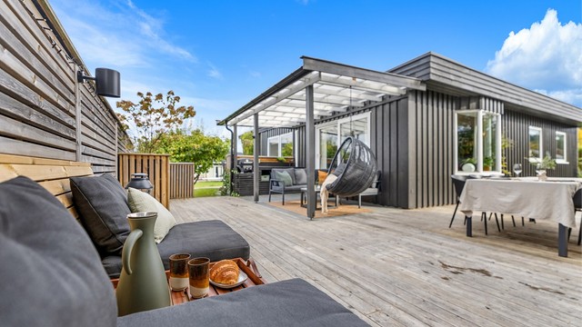 Stor terrasse med god plass til flere sittegrupper.