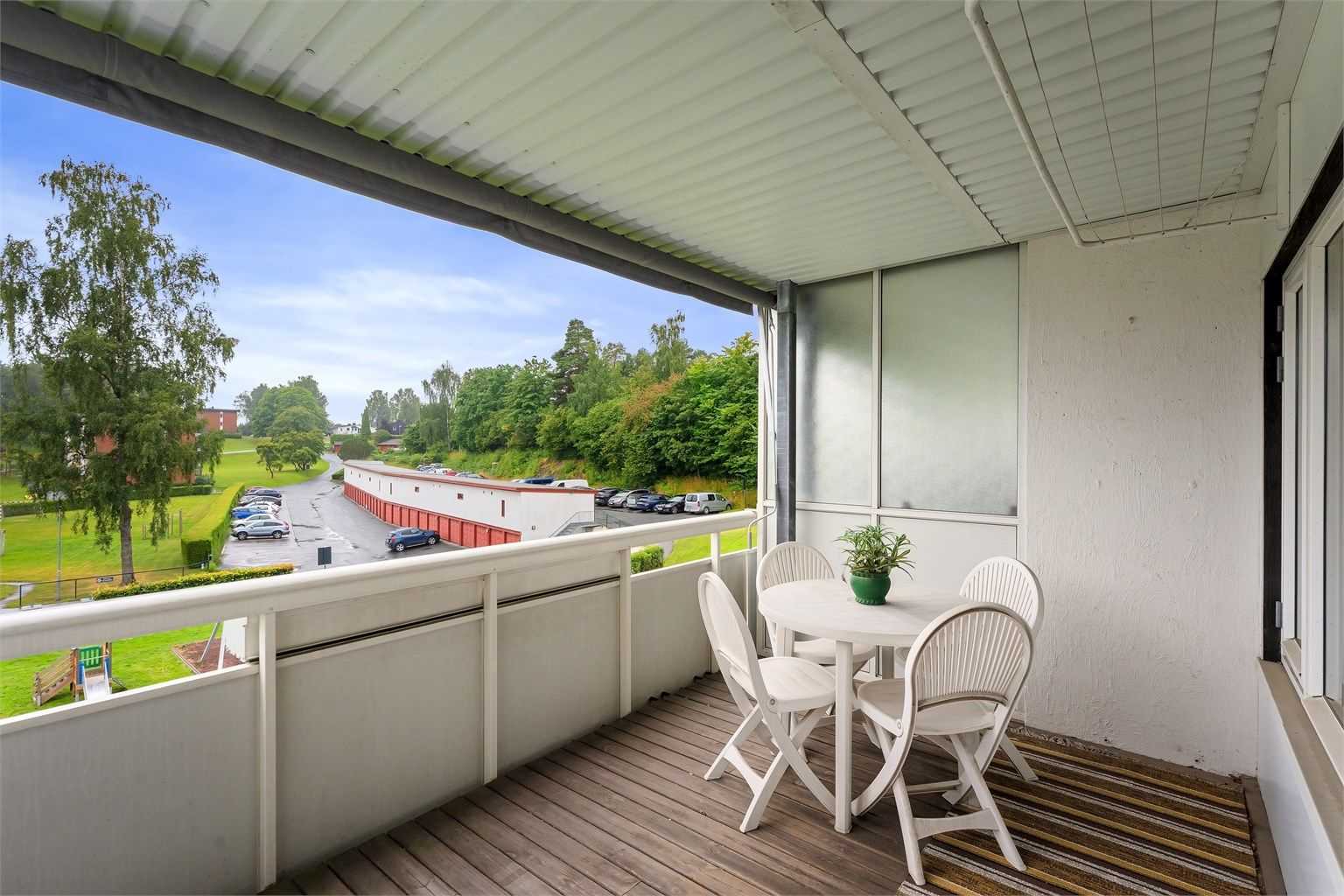 Balkongen har terrassebord på gulvet og plass til en sittegruppe.