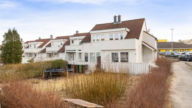 Amalie Barseth v/Krogsveen Eiendom ønsker velkommen til Ulabrands vei 3! Foto: Kristine Tofte