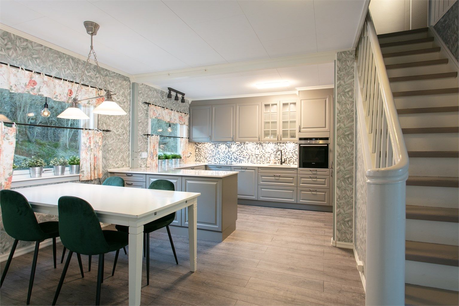 Det er trapp fra kjøkken til 2. etsje