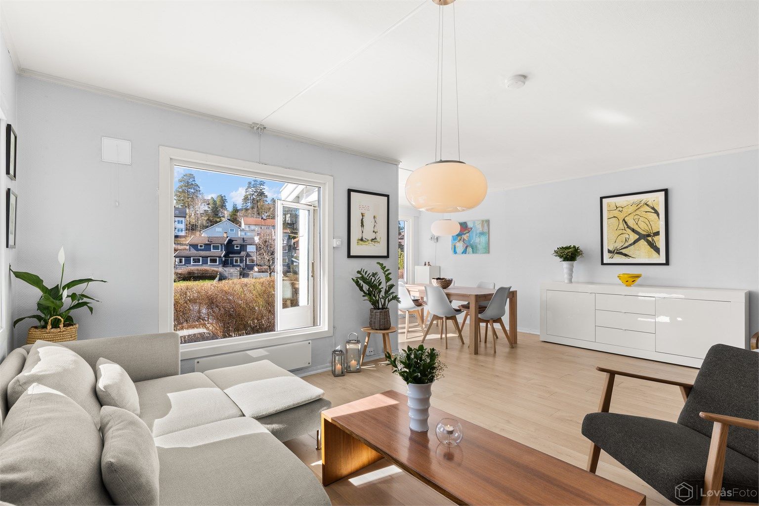 Stuen strekker seg videre til en naturlig spiseplass med god plass til et stort spisebord.