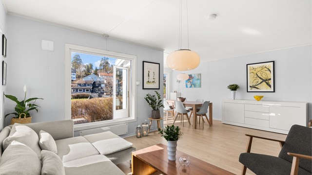 Stuen strekker seg videre til en naturlig spiseplass med god plass til et stort spisebord.