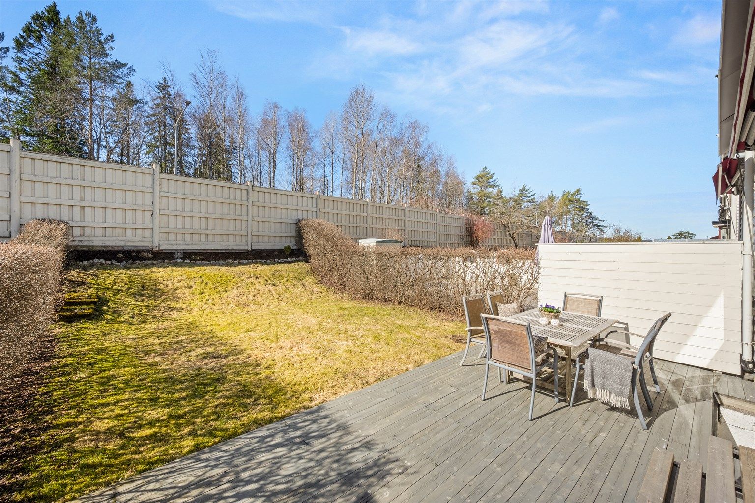 Den 34 m² store terrassen er en forlengelse av stuen og har god plass til utemøbler.