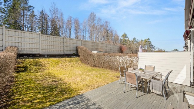 Den 34 m² store terrassen er en forlengelse av stuen og har god plass til utemøbler.