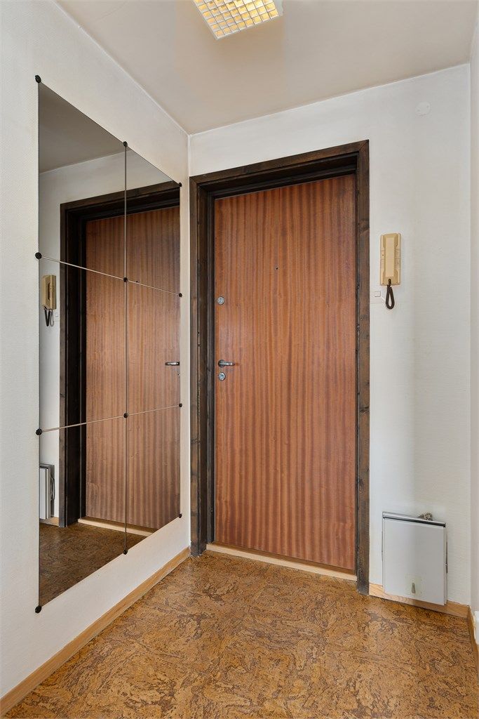 Entré med porttelefon. Heisen går helt opp til 8. etasje