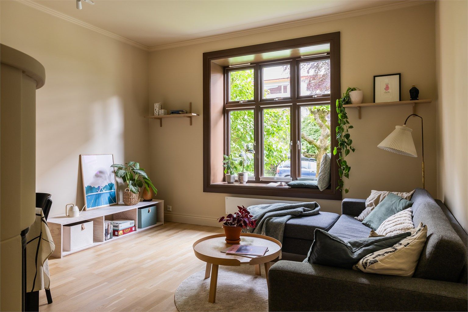 Delikat og innbydende stue malt i et tidsriktig fargevalg.