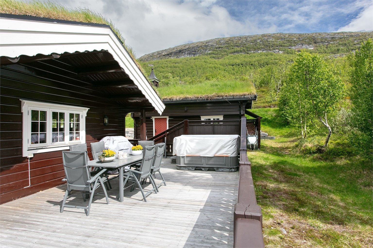 Eiendommen ligger på en skrånet tomt som gir en fri og åpen utsikt. Jacuzzien medfølger
Stor og praktisk vedbod oppført bak garasjen 