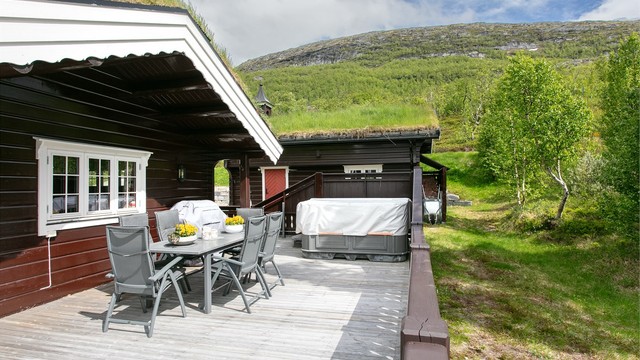 Eiendommen ligger på en skrånet tomt som gir en fri og åpen utsikt. Jacuzzien medfølger
Stor og praktisk vedbod oppført bak garasjen
