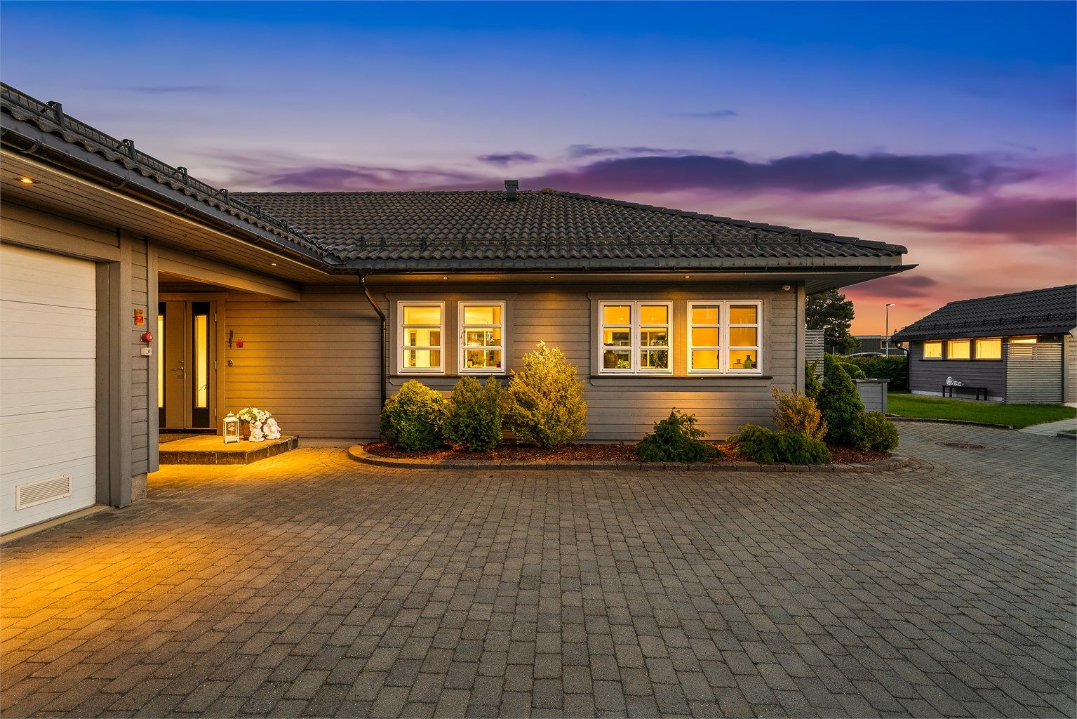 Her går du tørrskodd fra sidedøren på garasjen til inngandsdøren. 