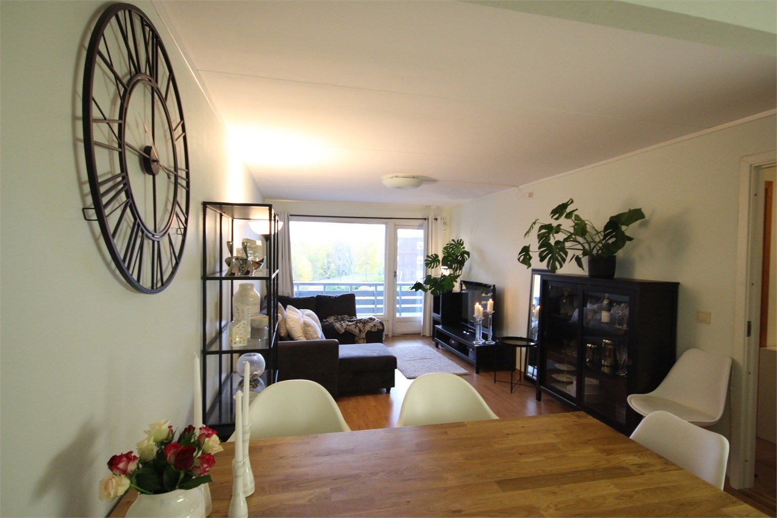 Lys og innbydende stue med utgang til balkong. Boligen er ledig 01. mars 2026!