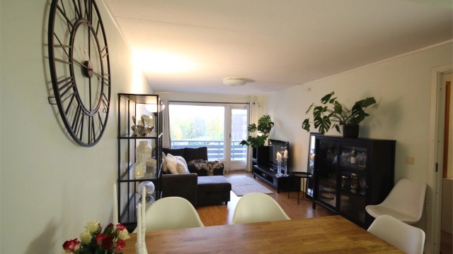 Lys og innbydende stue med utgang til balkong. Boligen er ledig 01. mars 2026!