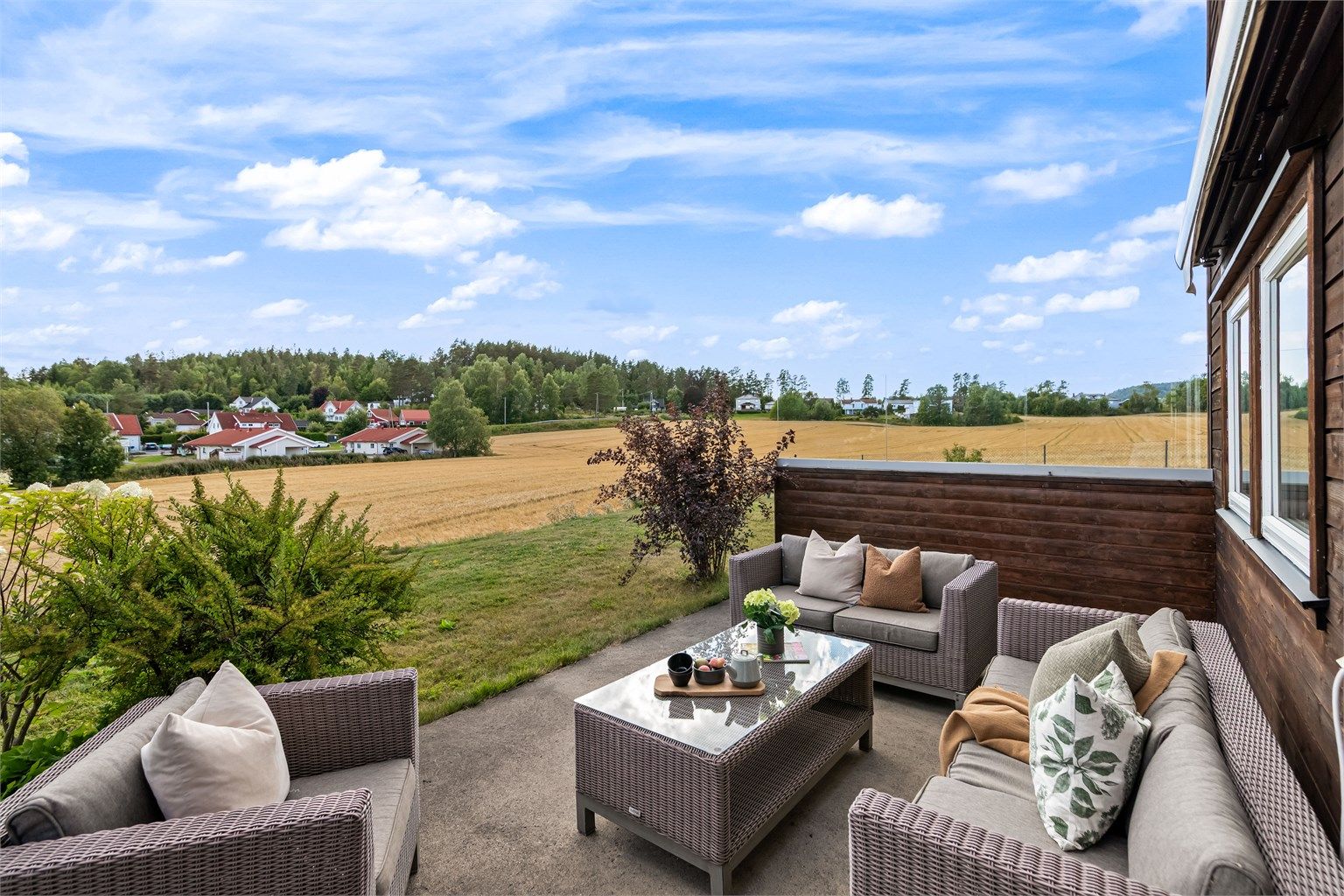 Den støpte terrasseplattingen på 43 m² har gode solforhold og levegg mot nordvest.