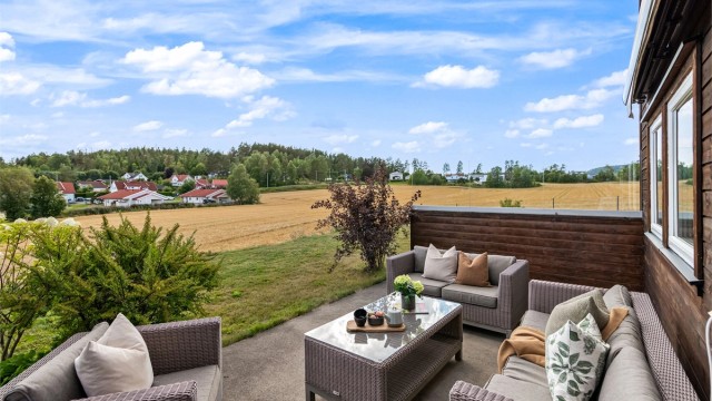 Den støpte terrasseplattingen på 43 m² har gode solforhold og levegg mot nordvest.