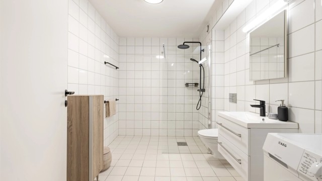 Helfliset baderom fra byggeår. Det er varme i gulvet som gir en lun og behagelig start på dagen.