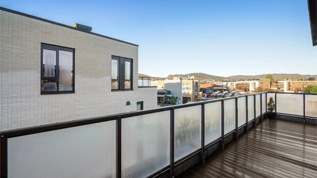 Den store, nordvestvendte balkongen på 36 m² blir en naturlig forlengelse av stuen.