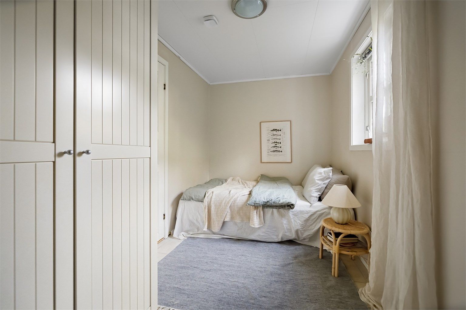 Rommet har god plass til oppbevaring 