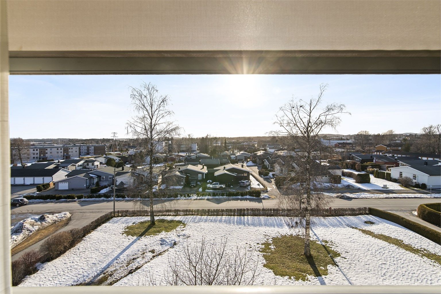 Fri og flott beliggenhet i øverste etasje. Her får du flott utsyn over området og rikelig med sol. Utvendige elektriske screens er montert.