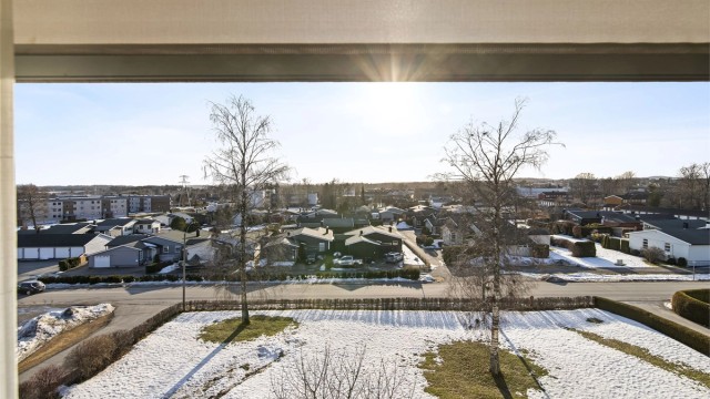 Fri og flott beliggenhet i øverste etasje. Her får du flott utsyn over området og rikelig med sol. Utvendige elektriske screens er montert.