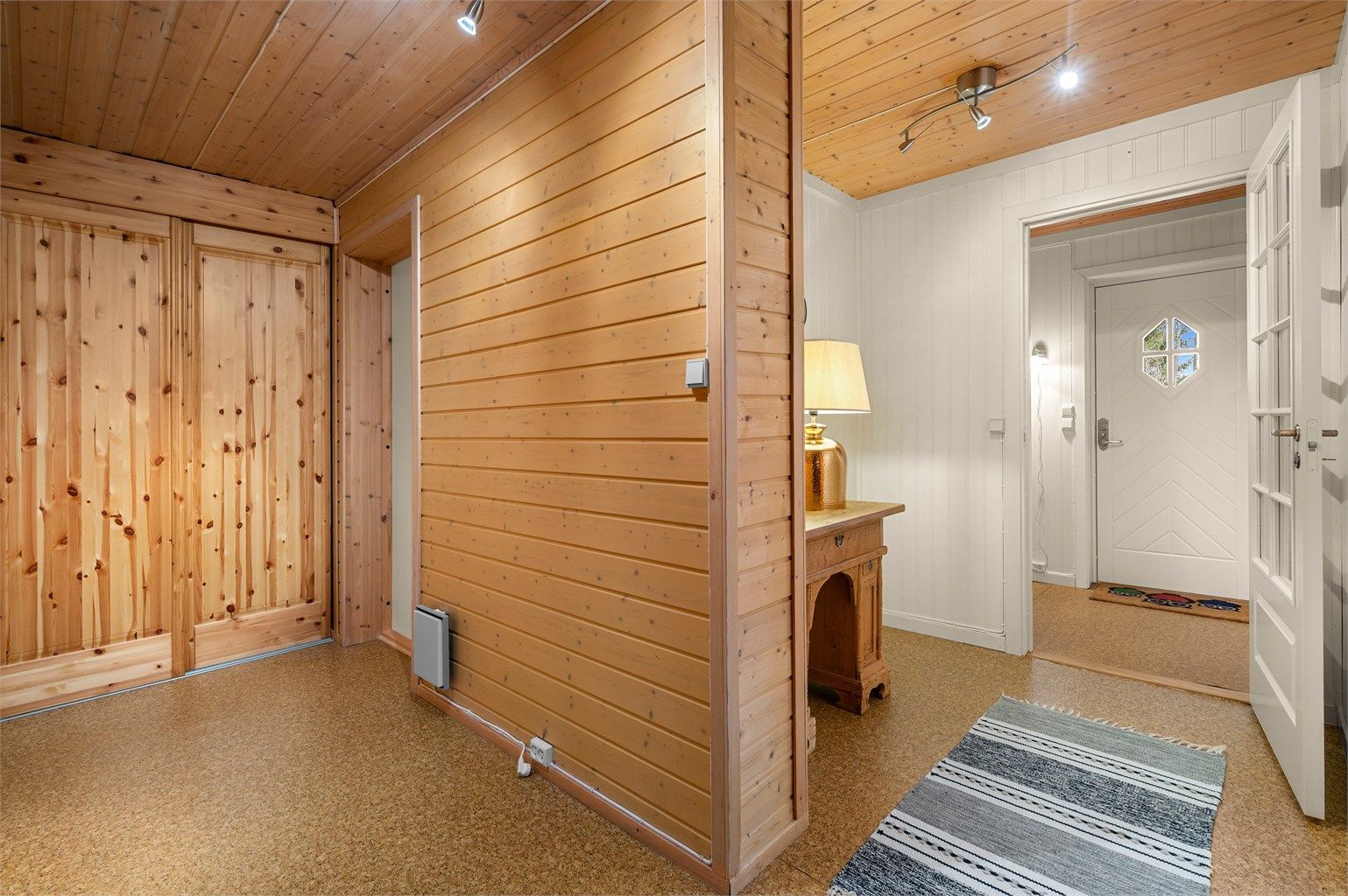 Gang og entrè måler til sammen romslige 21,5 kvm og har god plass til oppbevaring av yttertøy og sko. I tillegg finner man to boder på til sammen 10 kvm med ytterligere lagringsmuligheter. 