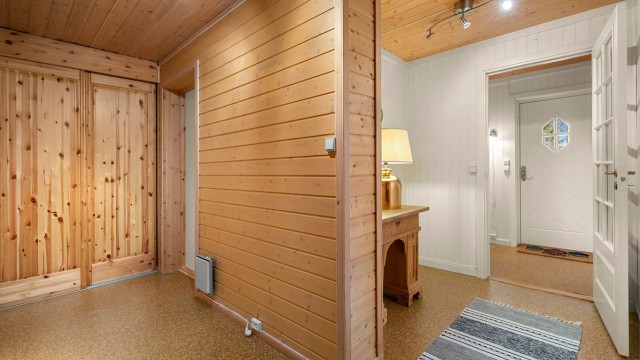 Gang og entrè måler til sammen romslige 21,5 kvm og har god plass til oppbevaring av yttertøy og sko. I tillegg finner man to boder på til sammen 10 kvm med ytterligere lagringsmuligheter.