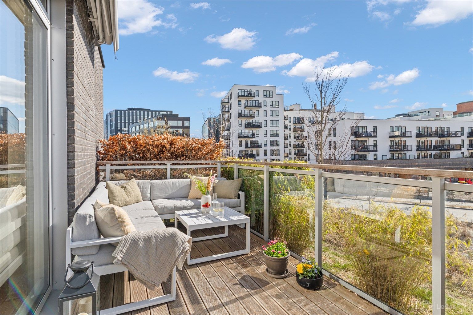 Den usjenerte og sørvestvendte markterrassen på 23 m² blir en naturlig forlengelse av stuen.