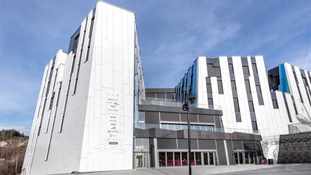 For den aktive er det kort vei til et mangfold av fritidstilbud, inkludert SNØ, Norges eneste helårsarena for snøopplevelser.